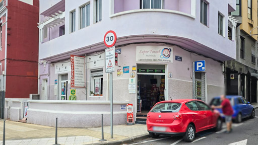 exterior de multitienda supertoscal desde más lejos