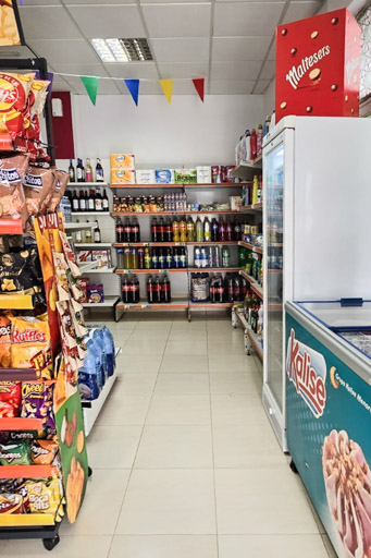 estanterías con productos de multitienda supertoscal y helados