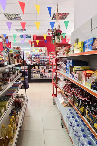 estanterías con productos de multitienda supertoscal y más aperitivos dulces y salados